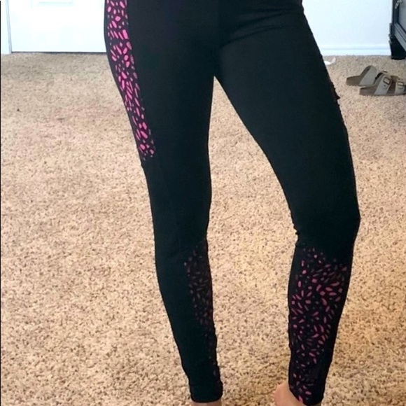 Daisy Fuentes Pants - DAISY Fuentes Fit Legging With Unique Design.
